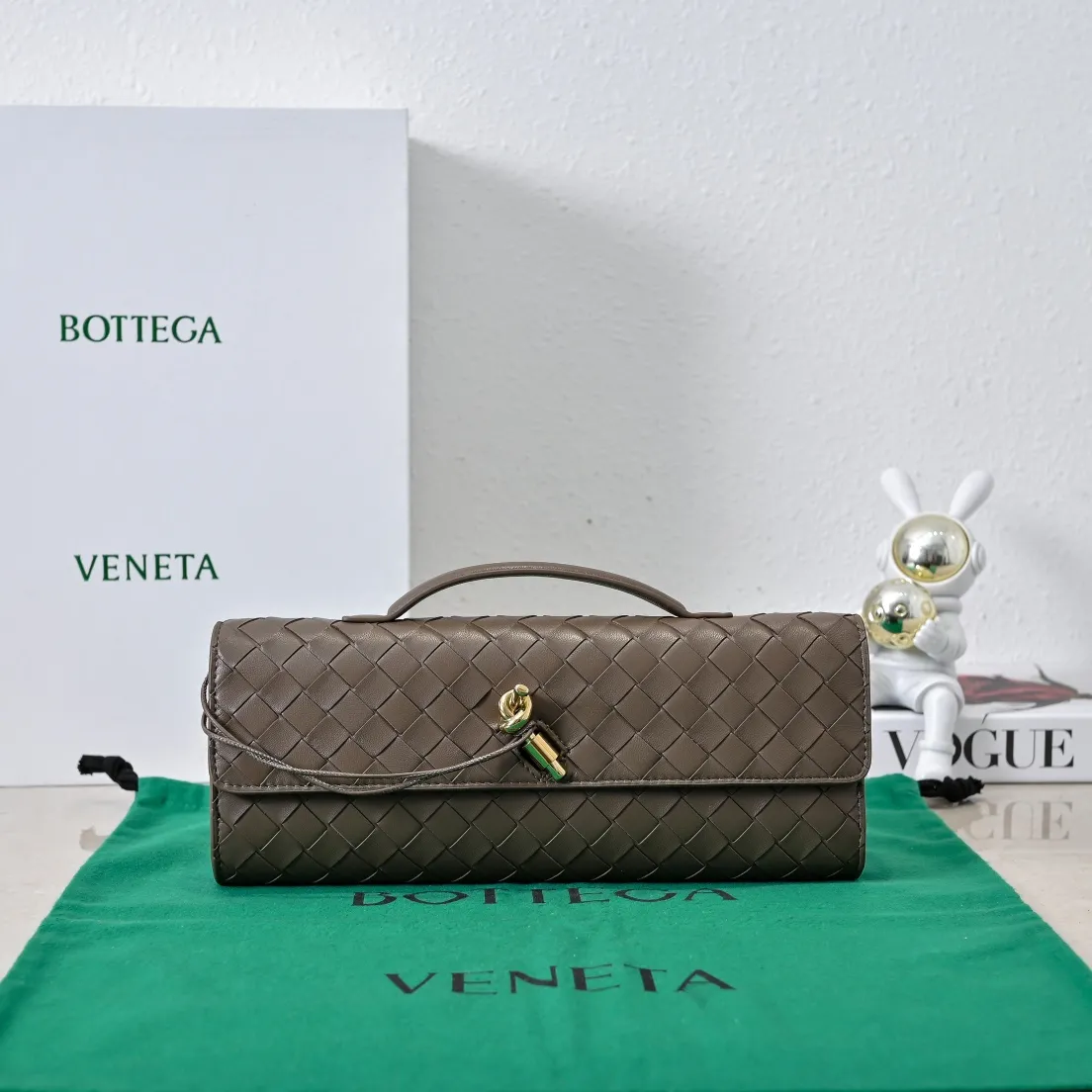 The batch of 1360 BV Andiamo evening handbags has been heavily planted again~ The designer aesthetics in the era of economic downturn are back. I fall in love with it at first sight and can't put it down. It's so beautiful and full of aura. The shape and texture are very competitive. It's light in weight and has sufficient capacity. It's a must-have for fashionistas. It's suitable for many occasions, minimalist, high-end and light luxury. Model No.: 741511 Size: 31*13*3cm
